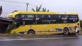 Ôtô khách đâm thẳng vào nhà dân, hơn 30 người thoát chết