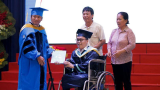 Tân Kỹ sư ngành Máy tính quê Nam Định nhận bằɴɢ tốt nghiệp trên xe lăn