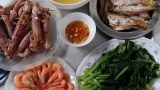 Mâm cơm bề bề, tôm giá 33.000 khiến chị em tranh cãi nảy lửa Mâm cơm bề bề, tôm giá 33.000 khiến chị em tranh cãi nảy lửa