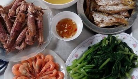 Mâm cơm bề bề, tôm giá 33.000 khiến chị em tranh cãi nảy lửa