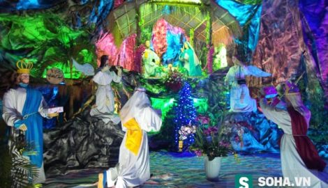 Mãn nhãn với hang đá rực rỡ trong đêm tại Nam Định