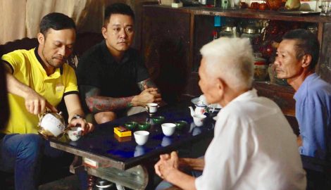 Ca sĩ Tuấn Hưng và những người yêu bóng đá Nam Định trao tặng 50 triệu đồng gia đình nữ CĐV tử nạn