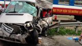 Nam Định: Hiện trường vụ tai nạn tàu hỏa tông bẹp dúm ô tô chở khách đi lễ