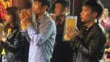 Thanh niên xin ấn đền Trần trước ngày cưới vợ Thanh niên xin ấn đền Trần trước ngày cưới vợ