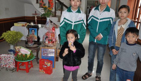 Thương 5 chị em mồ côi rau cháo nuôi nhau