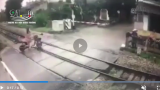 Video: Khoảnh khắc nữ sinh băng qua barie khi đoàn tàu rầm rập lao tới