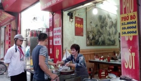 Đến xem quán phở chửi vẫn nườm nượp khách Nam Định