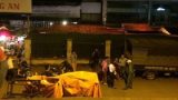 Côn đồ cầm dao đâm thiếu niên gục tại chợ hoa Quảng An