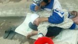Mẹ nhẫn tâm đẩy con nhỏ ra đường chịu rét ăn xin có bị ‘đeo gông’?