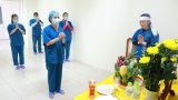 Bố mất, nữ điều dưỡng lập bàn thờ chịu tang ở khu cách ly COVID-19
