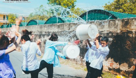 Đại chiến bóng nước” chống lại lũ bạn cùng khối 12 THPT GIAO THỦY B Trong ngày cuối cấp 2018