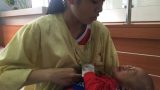 Bé trai 18 tháng tuổi nguy cơ mù cả hai mắt