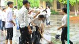 Nam Định: Đang chụp ảnh kỷ yếu bỗng trời đổ mưa, học sinh có bộ ảnh siêu lầy