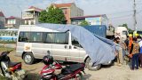 Nam Định: Cố vượt ngang đường sắt, xe hoa 12 chỗ bị tàu đâm