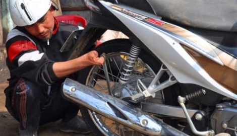 Người thợ sửa xe điêu luyện chỉ với một… bàn tay