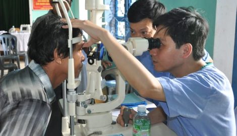 500 người dân được khám mắt, phát thuốc miễn phí