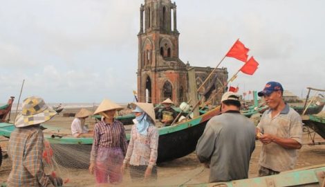 Hoang tàn nhà thờ đổ Nam Định bị biển xâm thực