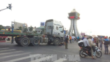 Nam Định: Đứng chờ đèn đỏ bị xe đầu kéo đâm tử vong Nam Định: Đứng chờ đèn đỏ bị xe đầu kéo đâm tử vong