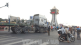 Nam Định: Đứng chờ đèn đỏ bị xe đầu kéo đâm tử vong Nam Định: Đứng chờ đèn đỏ bị xe đầu kéo đâm tử vong