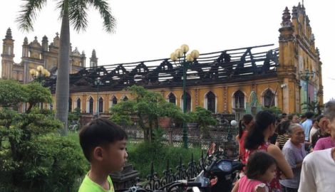 Người dân Nam Định xót xa nhìn ngôi nhà thờ cổ 130 tuổi bị cháy rụi trong đêm
