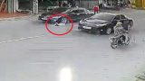 Bé gái hơn 1 tuổi ở Nam Định Bị ô tô húc văng xa hàng chục mét