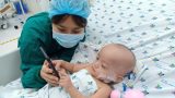 Ảnh: Hai chị em Trúc Nhi – Diệu Nhi tươi cười xem điện thoại, cầm bình sữa uống hết sau 18 ngày phẫu thuật