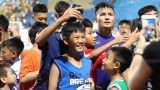 Em bé Nam Định chạy theo xin chai nước của Văn Hậu và cái kết bất ngờ