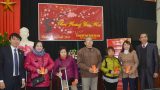 Mang yêu thương đến người nghèo ngày cận Tết
