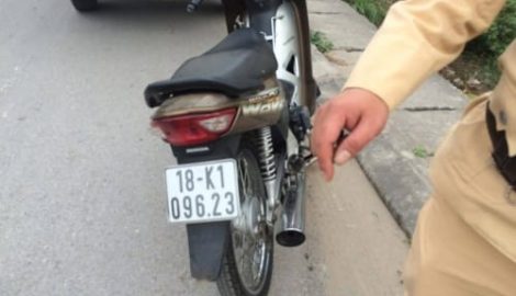5 CSGT rượt bắt thanh niên phóng xe bạt mạng trên đường
