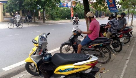 Phụ huynh Nam Định ‘xếp hàng’ đón con