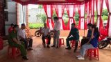 Hi hữu đám cưới mùa COVID: Hàng xóm khiêng giúp về mỗi nhà 1 bàn tiệc để gia chủ qua tiếp khách