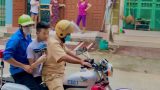 Nam sinh ôn bài đến 3h rồi ngủ quên trước kỳ thi THPT quốc gia: “Do điện thoại sập nguồn, em rất biết ơn các anh đã đến đón em”