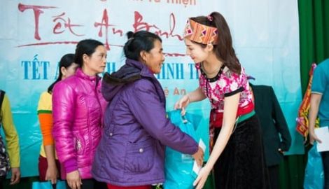 Hoa hậu Kỳ Duyên mặc trang phục dân tộc Thái nhảy sạp