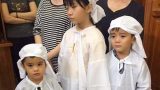Quặn lòng nhìn 3 đứa trẻ đội khăn tang đứng thất thần bên di ảnh mẹ, tương lai mờ mịt khi bố đã có gia đình mới