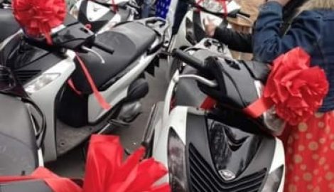 Đoàn xe SH trai xinh gái đẹp ‘đầu trần’ đi bê tráp bị CSGT thổi phạt