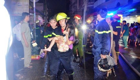 Cứu 5 người kẹt trong đám cháy ở Sài Gòn