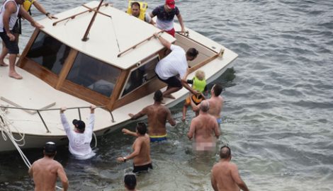Khách bơi khỏa thân cứu tàu mắc cạn ở Sydney