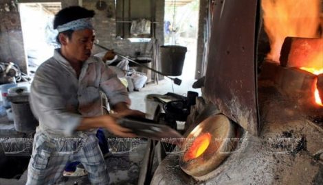 Chiêm ngưỡng những người thợ trong xưởng thủy tinh gần 2.000 độ – Nam Trực Nam Định