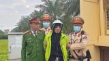 Bắt tên cướp cầm dao và gậy ba khúc tấn công người truy đuổi ngay giữa ban ngày