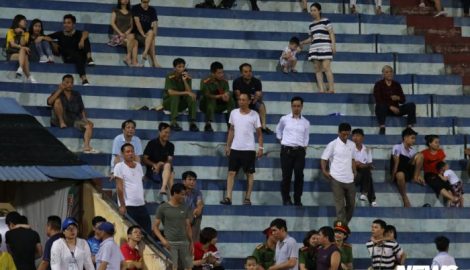 Nam Định bất lực trước Hà Nội, khán giả chán nản bỏ về
