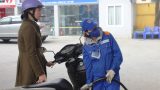 Giá xăng giảm xuống mức thấp kỷ lục