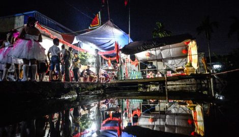 NGƯỜI LỚN LÀM CỖ LINH ĐÌNH HAI NGÀY ĐÊM ĐÓN TRUNG THU