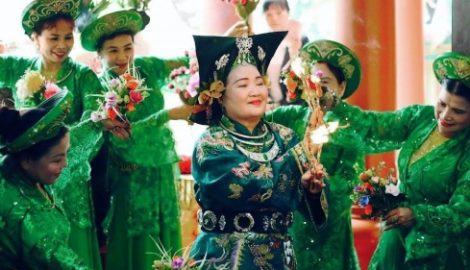 Góc khuất sau câu chuyện “hầu bóng”?