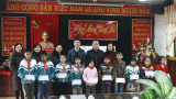 Đoàn Thanh niên Bộ Xây dựng tặng quà cho các em học sinh có hoàn cảnh khó khăn tại Nam Định
