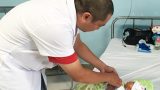 Nôn trớ nhiều, bé 5 ngày tuổi phải cắt quá nửa ruột vì hoại tử