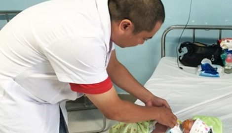 Nôn trớ nhiều, bé 5 ngày tuổi phải cắt quá nửa ruột vì hoại tử