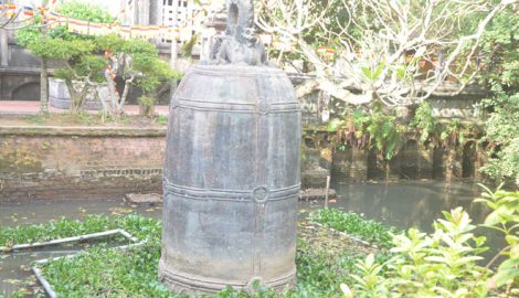 Trụ trì chùa kể về “báu vật” nặng 9 tấn nằm giữa hồ nước ở Nam Định