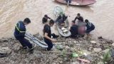 Ba mẹ con buộc vào nhau nổi trên sông