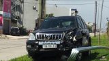 Toyota Prado biển Nam Định lao lên dải phân cách, húc gãy văng cột đèn chiếu sáng