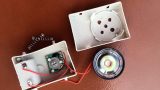 Mũ len gắn thiết bị lạ ảnh hưởng đến khả năng nói của trẻ
